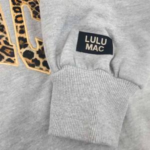 เสื้อสเวตเชิ้ตผู้หญิงทรงโอเวอร์ไซส์ ผ้าเทอร์รี่ คอกลม สไตล์วินเทจ แรงบันดาลใจจาก Lulu Mac ผ้าฟลีซเนื้อนุ่ม ตัดเย็บด้วยด้ายตัดกัน - Product Image 5