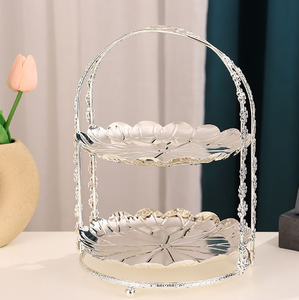 Soporte de dos niveles para tartas, de color blanco, con jaula de alambre dorado, disponible a precios de mayorista. - Product Image 4