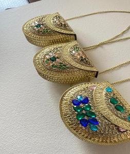 Elegante bolso clutch con trabajo kundan y detalles intrincados, perfecto para bodas, fiestas y eventos festivos de f s international. - Product Image 3