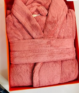 Conjunto de regalo de albornoz de felpa de lujo prémium, de forro polar suave color coral, con cuello en V y cierre con cordón, largo completo, para spa y hotel, con logotipo frontal, para mujer - Product Image 1