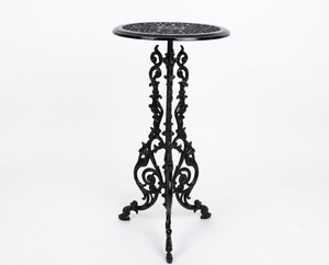 Mesa auxiliar de jardín de hierro estilo victoriano – Mueble de exterior resistente a la intemperie con un decorativo diseño floral. - Product Image 1