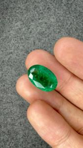 Émeraude naturelle zambienne de 9,43 carats, taille ovale, pierre précieuse vert vif, idéale pour les bagues, pendentifs, colliers et boucles d'oreilles de luxe. - Product Image 3