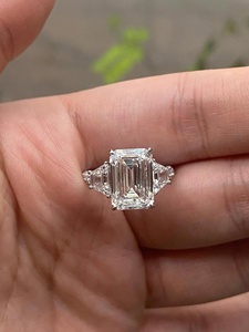 Bague de fiançailles en diamant de laboratoire taille émeraude 5 carats – Bague à trois pierres certifiée IGI - Product Image 3