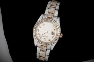 Reloj de diamantes de moda más vendido para damas con diseño delgado y movimiento de cuarzo para uso diario. Disponible al mejor precio del mercado. - Product Image 3