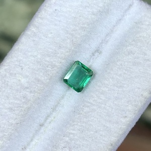 Émeraude Naturelle Rara de Zambie 0,75 Carat Vert Intense Carrée, Pierre Précieuse Libre pour la Création de Bijoux Personnalisés Haut de Gamme - Product Image 3