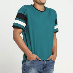 Camiseta contemporánea de poliéster y algodón para hombre que ofrece una sensación de tela suave y un estilo de ropa informal atractivo. - Product Image 3