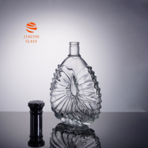 Bouteille à spiritueux en verre cristal blanc côtelé en forme d'éventail plat personnalisable de 1000 ml, adaptée à la <span class=keywords><strong>vodka</strong></span> et au whisky - Product Image 1