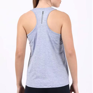 Camiseta sin mangas gris para mujer con estampado de letras diagonales en rosa y blanco, cuello redondo, tejido deportivo transpirable con logo frontal - Product Image 4