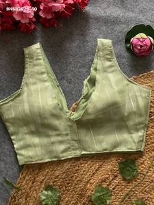 Colección de Blusas Sin Mangas y Acolchadas de Seda de Alta Calidad con Bordado y Patrón de Rayas Tejidas con Zari, Exportador de Moda Femenina - Product Image 6