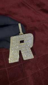 จี้เพชรโมอิสซาไนต์แบบกำหนดเองสำหรับผู้ชาย สไตล์ฮิปฮอป ตัวอักษรประดับเพชร 925 เงินแท้ สองสี จี้ชื่อย่อสำหรับแร็ปเปอร์ - Product Image 3