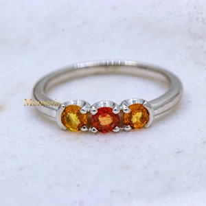 Vente en gros d'anneaux en argent sterling 925 massif avec saphir orange naturel rond à trois pierres, bijoux Memoria - Product Image 1