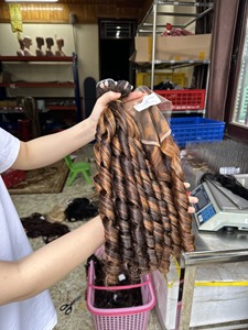 Wholesale High Quality Mix Color Bouncy Curly Bundles Wholesale Vietnamese Human Hair <b>Training</b> <b>Heads</b> for Black Women - Product Image 3