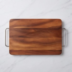 Tabla de cortar rectangular de madera con asas de metal, bloque de corte de madera natural con vetas. - Product Image 1