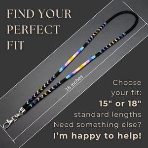 Chaîne de corps perlée faite à la main avec fermoir métallique, tissée en noir, blanc, jaune, rose, bleu et violet, motif géométrique, accessoire élégant - Product Image 3