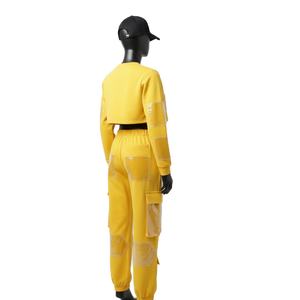 Conjunto de mujer de alta calidad: camiseta corta de algodón y poliéster de 240 GSM y pantalones cargo de felpa con panel de PVC transparente amarillo y logo. - Product Image 2