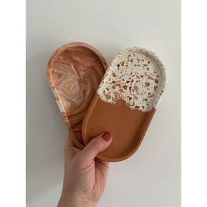 Plateaux de rangement en résine ovales et ronds pour l'organisation de la salle de bain - Product Image 3