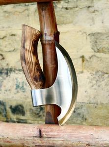 Cortador de pizza artesanal Mezzaluna de acero inoxidable con mango de madera, herramienta profesional para cortar pizza de Pasha Enterprises - Product Image 4