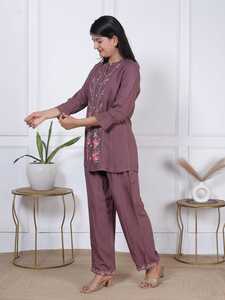 Ensemble coordonné pour femme, couleur mauve poussiéreuse, broderie florale, robe décontractée, haut Kurti boutonné avec pantalon assorti, pour un usage quotidien et une tenue ethnique. - Product Image 4