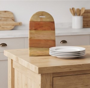 Tabla de cortar de madera de acacia multicolor con rayas y asa arqueada para uso en la cocina - Product Image 3