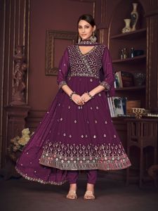 Costume Anarkali pour femmes, élégant, violet, manches 3/4, en crêpe de georgette, semi-couture, pour les mariages et les occasions festives - Product Image 5