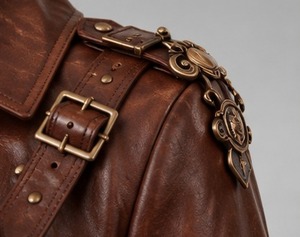 Abrigo Largo de Cuero Marrón para Mujer, Estilo Gabardina, Doble Botonadura, con Cinturón - Product Image 3
