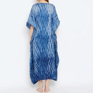Vestido Kaftán Azul con Cuello en V para Mujer, con Bordado Dorado en el Cuello y Adorno de Borlas, Largo hasta el Suelo, Estilo Modesto para la Noche - Product Image 5