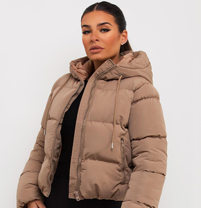 Chaqueta Acolchada para Mujer al por Mayor, Personalizada, Informal, para Exteriores, Resistente al Viento, con Cierre de Cremallera y Bolsillos Laterales, Abrigo Premium para Invierno - Product Image 2