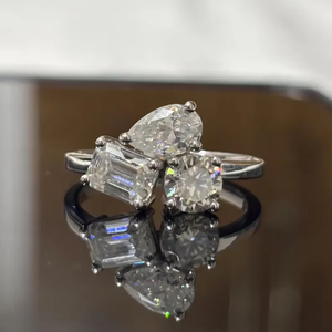 Bague de fiançailles de luxe à trois pierres, émeraude poire et diamant de laboratoire taille ronde, en or 14 carats, personnalisable, bijoux de mariage - Product Image 1