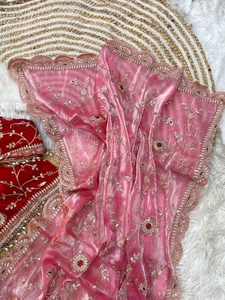 Sari Elegante con Lentejuelas, Sari de Diseñador Premium, Sari de Satén Real con Bordado, Sari de Diseñador Aarco con Lentejuelas, Sari de Lujo para Fiestas - Product Image 2