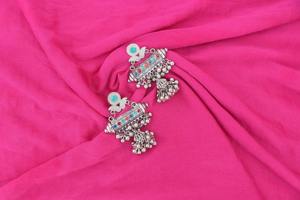 Boucles d'oreilles classiques afghanes à pièces tribales avec grandes plaques circulaires argentées, gravures tribales complexes et pendentifs lourds perlés - Product Image 3