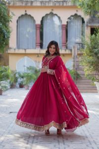 Las más hermosas colecciones de vestidos Anarkali de material Georgette con efecto de flores, para bodas de estilo indio-pakistaní con adornos elaborados. - Product Image 3