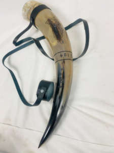 Corne à boire viking polie à la main avec support en cuir de buffle, motif animal religieux, cadeau de mariage européen, vente en gros, Inde - Product Image 2