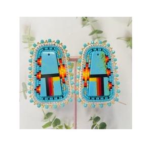 Pendientes de cuentas de vidrio para un estilo energético que ofrece una combinación de colores fresca y artesanía hecha a mano. - Product Image 1