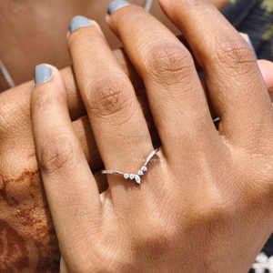 Banda de boda de oro blanco sólido para uso diario, Marquesa y moissanita de corte redondo con anillos curvos de estilo apilable Chevron para regalo - Product Image 3