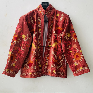 Chaqueta de Invierno de Algodón Suzani Hecha a Mano en India, Chaqueta Corta Unisex Bordada a Mano con Cuello Alto - Product Image 2