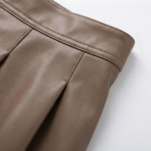 Jupe courte plissée en similicuir taille haute pour femme, couleur unie, design brillant, à porter toute l'année - Product Image 5