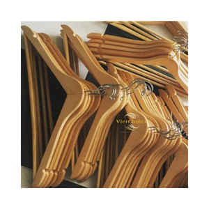 Perchas de madera VietChoice con ganchos cromados, diseño minimalista para uso en armarios, organizador de ropa de madera maciza antideslizante - Product Image 1