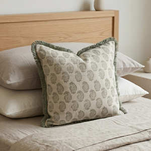 Housse de coussin de luxe imprimée au bloc, motif floral Mughal Garden, pour décoration de salon, 50 × 50 cm - Product Image 3