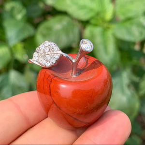 แอปเปิ้ลคริสตัลแกะสลักด้วยมือจากหินแจสเปอร์สีแดง หินบำบัดธรรมชาติ อัญมณีตกแต่งบ้าน ของขวัญเสริมฮวงจุ้ย ขนาด 1.3 นิ้ว - Product Image 1