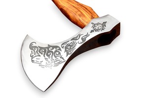 Hacha Vikinga de Acero al Carbono Forjada a Mano, Mango de Madera de Palisandro Personalizado OEM, Hacha con Cuchilla Afilada y Funda de Cuero, Hacha para Camping y Bushcraft - Product Image 2