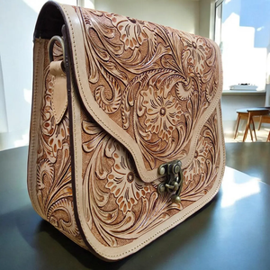 Sac bandoulière en cuir véritable artisanal, gravé de motifs floraux, avec rabat - Product Image 3
