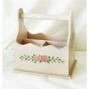 Panier de rangement vintage en bois, peint à la main, motif floral, organisateur de table, style shabby chic, support pour télécommande et couverts, panier en bois - Product Image 1