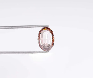 Bague de fiançailles avec diamant ovale de laboratoire de couleur champagne, taille étagée, 3,13 carats, 12,00 x 8,35 mm, taille fantaisie, certifiée IGI, OM GEMS - Product Image 2