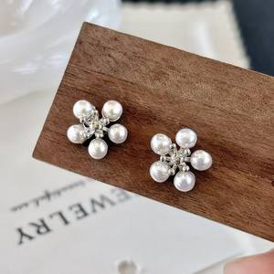 Pendientes de Perlas de Cinco Pétalos Mini, Nuevos y de Moda, Estilo Lujoso y Ligero, Arte de Uñas Tridimensional con Flores, Joyería de Flores Pequeñas - Product Image 3