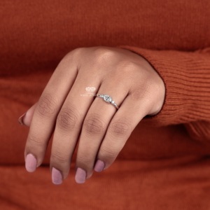 Bague de fiançailles ovale en diamant de laboratoire, or 14 carats, trois pierres, sertissage Muse, cadeaux de mariage, fabricant et fournisseur OEM ODM - Product Image 2