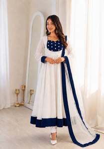 ชุดเดรส Anarkali ผ้าไหมแฟนดี้ งานปักลายฉลุและประดับเลื่อม พร้อมกางเกงและผ้าคลุมไหล่ ชุดสำเร็จรูปพร้อมสวมใส่ - Product Image 6