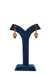 Collar Clásico de Oro con Gotas de Cuentas Verdes, Gotas de Ónix Verde Vibrante y Detalles de Rubí con Diseño Floral Kundan Hecho a Mano - Product Image 2