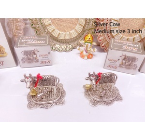 รูปปั้นวัวและลูกวัวสีเงิน สัญลักษณ์แห่งความบริสุทธิ์ ความเจริญรุ่งเรือง และความรักของแม่ตั้งครรภ์ ความอ่อนโยนของวัวศักดิ์สิทธิ์และลูกวัวของเธอ ของขวัญสำหรับงานแต่งงาน - Product Image 1