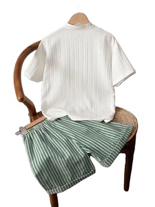 Ensemble décontracté printemps-été pour enfants, nouveau, confortable et élégant, avec T-shirt à rayures ondulées et short à rayures vertes à revers - Product Image 5