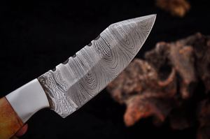 Cuchillo de caza y camping hecho a mano de acero al carbono con hoja parcialmente serrada, mango de hueso con mosaico y pellizco de acero. - Product Image 4